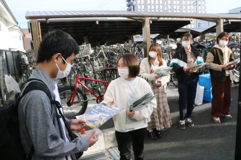 自転車の施錠を呼びかける大学生たち