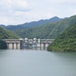 苫田ダムの建設で500戸を超える世帯が沈んだダム湖