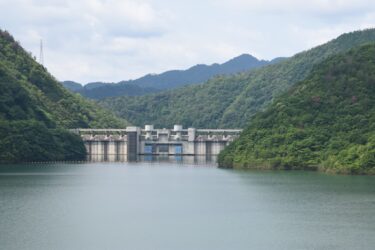 苫田ダムの建設で500戸を超える世帯が沈んだダム湖