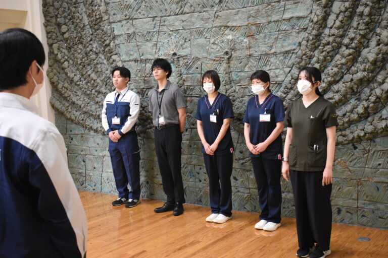 被災地へ派遣された鏡野町国民健康保険病院の医師や看護師、町職員ら＝岡山県鏡野町で
