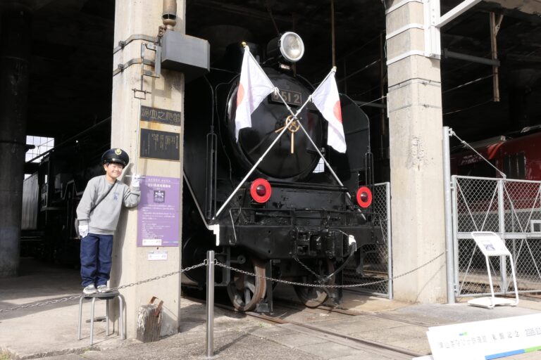 レバーを引いてデゴイチの汽笛を鳴らす武村君=岡山県津山市で