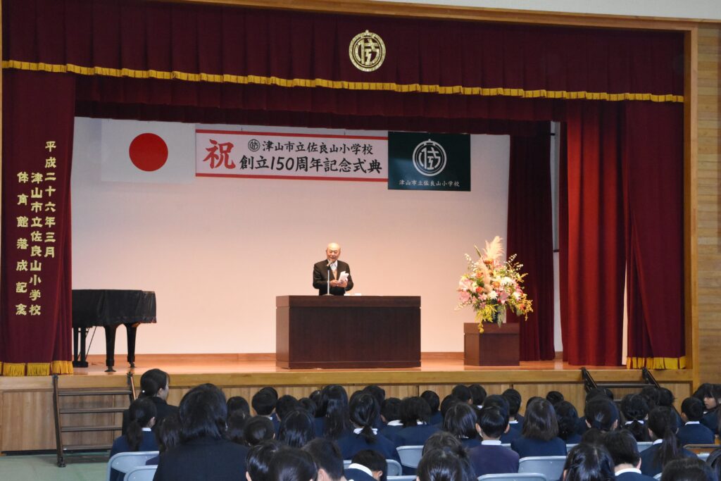 あいさつする上原実行委員長