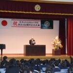 あいさつする上原実行委員長