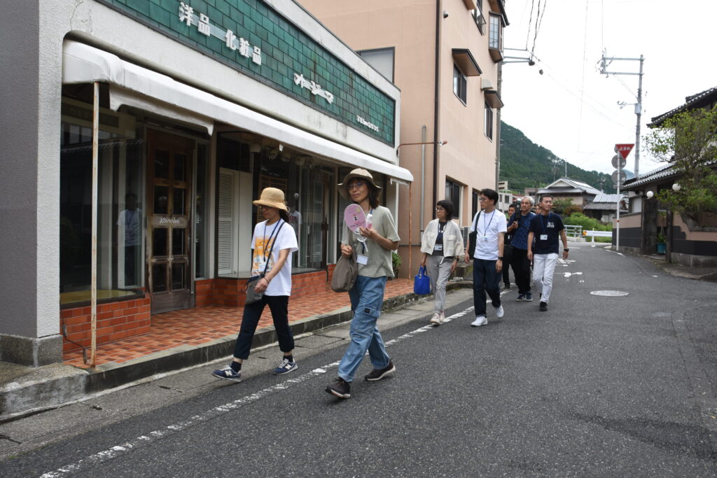 加茂町中原周辺を見学する参加者