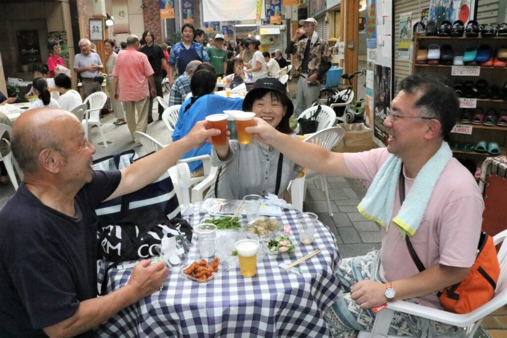 地ビールで乾杯する来場者