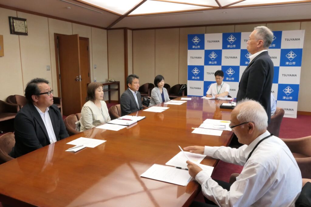 谷口市長の話を聴く津山市保育協議会役員