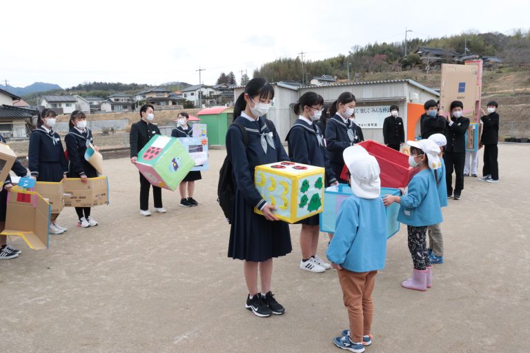 中道中学校（勝部）の３年生段ボールのおもちゃを、やよい保育園に贈った