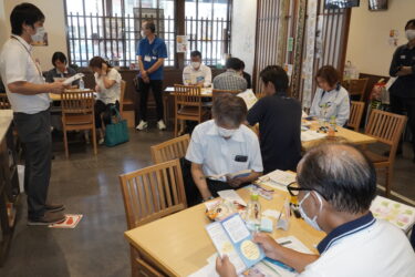 障害者の雇用促進に向けて話を聞く企業の人事担当者ら=岡山県津山市で