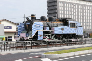 カラフルなテープが施された蒸気機関車=岡山県津山市で