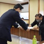 県建設業協会津山支部は27日、入札にかかる要望書を津山市に提出