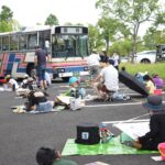 バスの写生を楽しむ子どもたち=岡山県津山市で