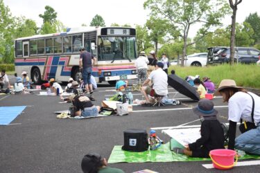 バスの写生を楽しむ子どもたち=岡山県津山市で