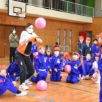 手本を見せる佐藤さん＝岡山県津山市で