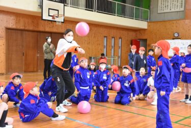 手本を見せる佐藤さん＝岡山県津山市で