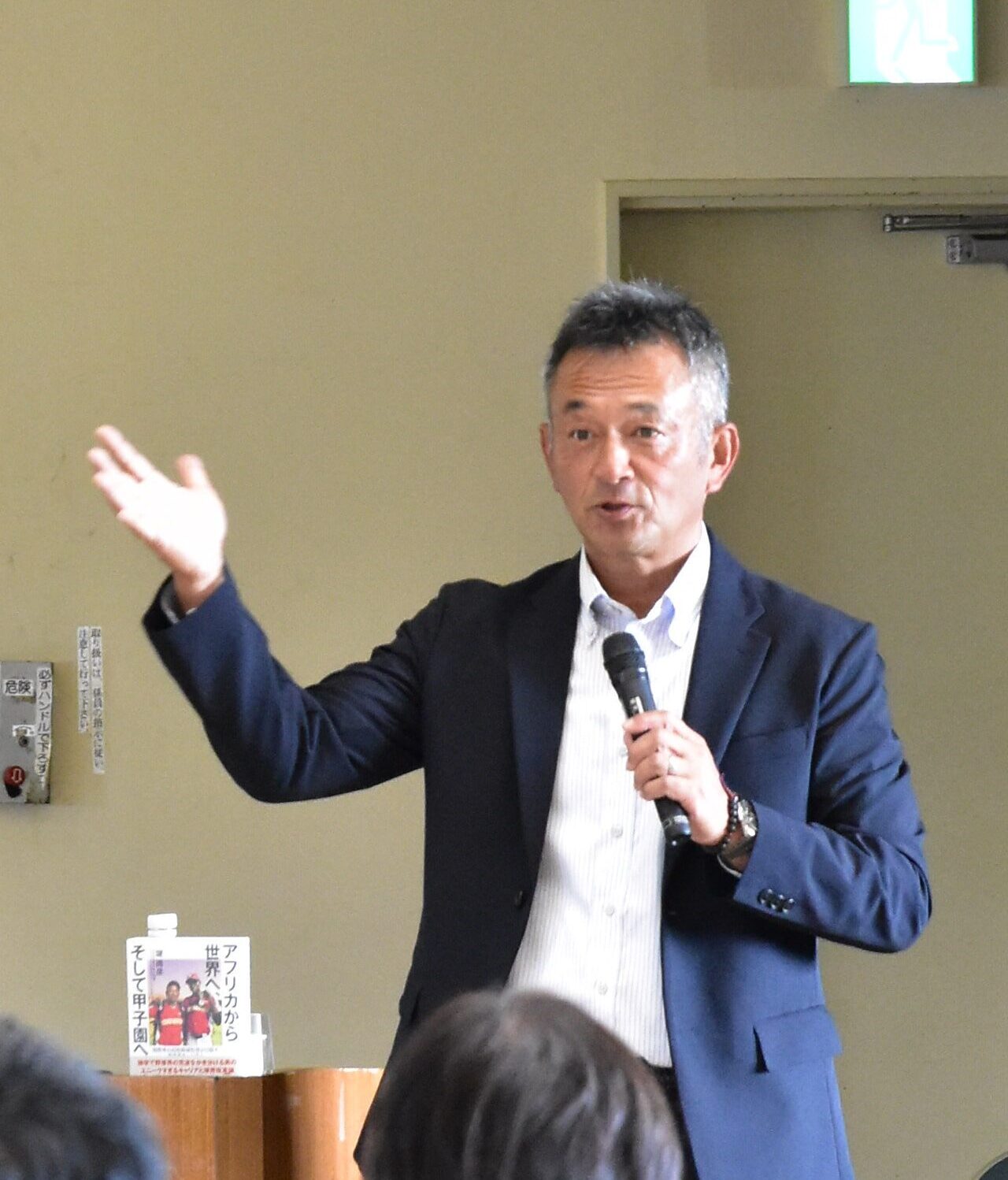 夢を持つことの大切さを語る堤監督=岡山県津山市で