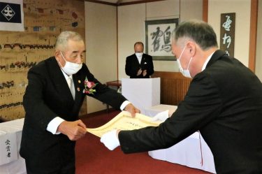 津山市の本年度文化功労者表彰伝達式、日笠治郎氏に表彰状、メダルなどが贈られた。