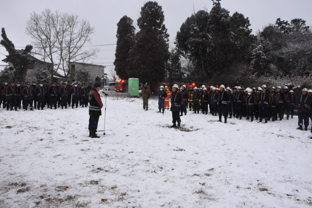 閉会式であいさつする竹内英記団長
