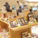 カウンターで歳暮商品を申し込む人たち=岡山県津山市で