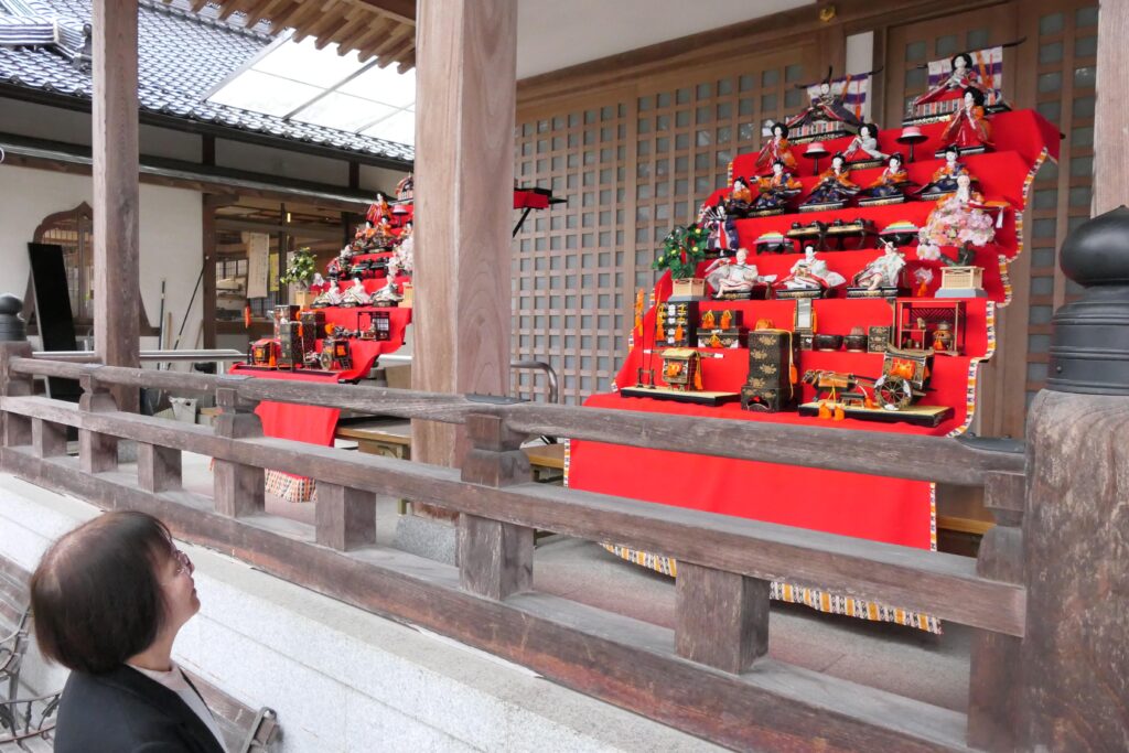 寺の境内を彩るひな壇