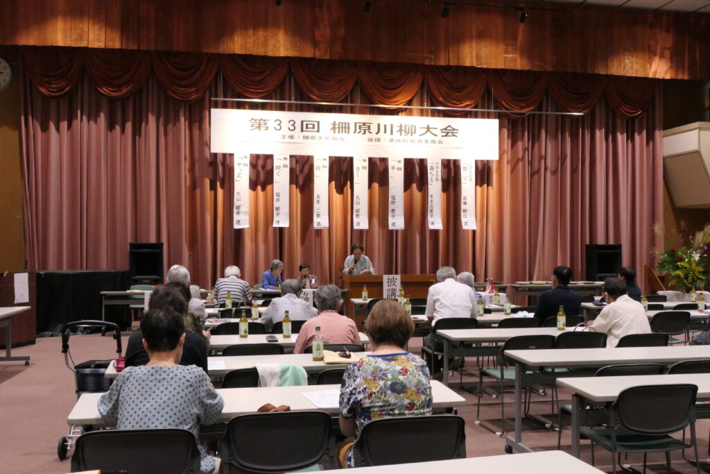 大人たちが投句した作品を詠む選者