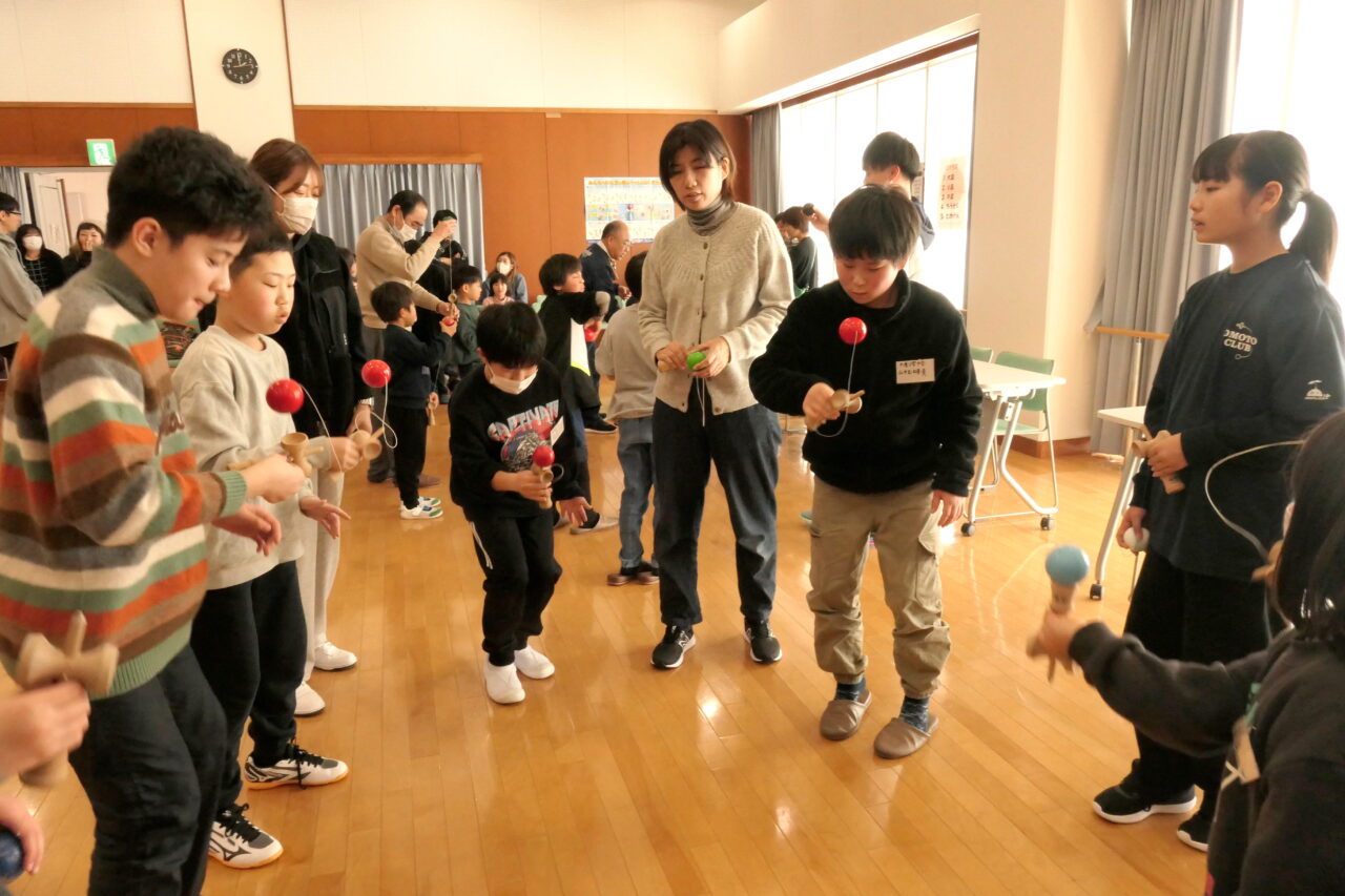 コツを教わりながら練習に励む参加児童=岡山県美作市で