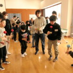 コツを教わりながら練習に励む参加児童=岡山県美作市で