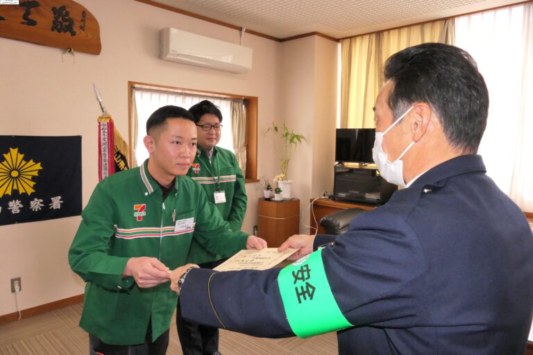 感謝状を受け取るセブンイレブン大崎店のオーナー・岩本さんら=岡山県津山市林田の津山署で