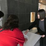 応援パネルの設置について施設職員と話し合う地元ファン=岡山県真庭市で