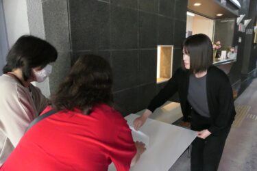 応援パネルの設置について施設職員と話し合う地元ファン=岡山県真庭市で