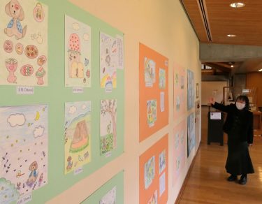 心温まる絵本「作州ジャ犬」　作者の尾島さんが原画展　９日まで勝央美術館で／岡山・津山市