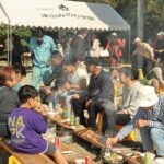 さまざまなグルメを堪能する地域住民ら=岡山県津山市で