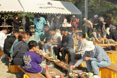 さまざまなグルメを堪能する地域住民ら=岡山県津山市で