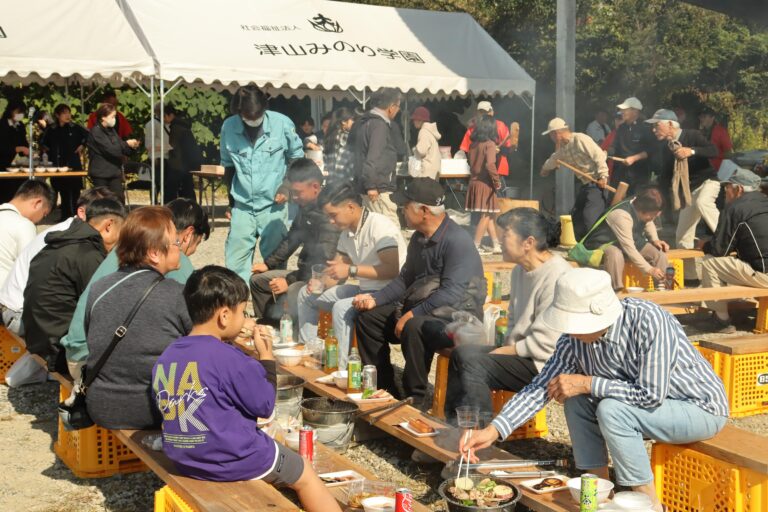 さまざまなグルメを堪能する地域住民ら=岡山県津山市で