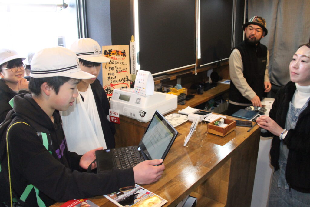 干し肉の魅力を質問する6年生=いぶし銀で