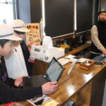 干し肉の魅力を質問する6年生=いぶし銀で