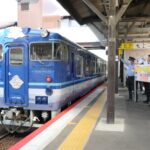 あめつちの乗客を見送る駅員ら