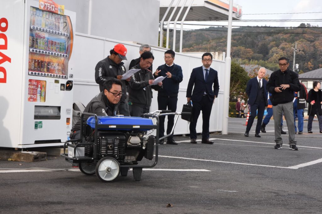 自家発電機を稼働させる参加者