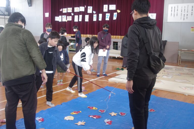 ブースで遊びを体験する子どもたち