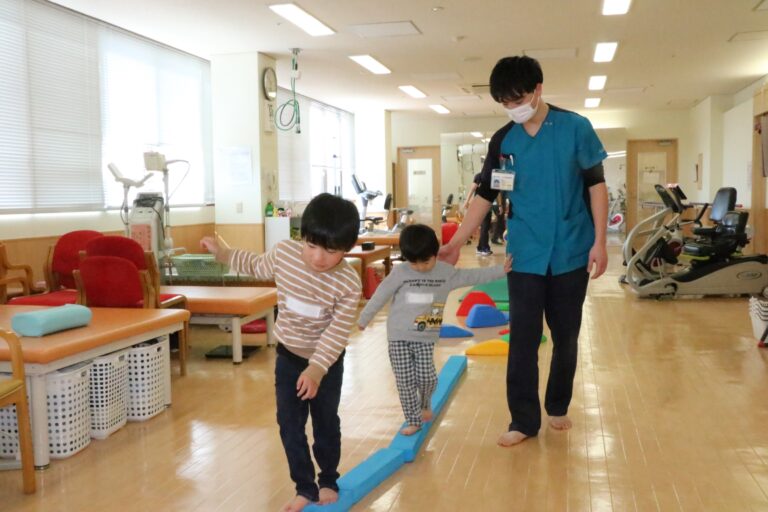 運動能力を分析する遊びのプログラムを体験する子どもたち=岡山県津山市で