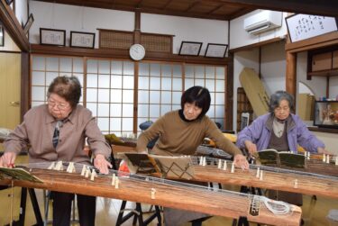 筝曲集邦会が筝曲「桜下の吟」の再評価に向け練習に励んでいる／岡山・勝央町