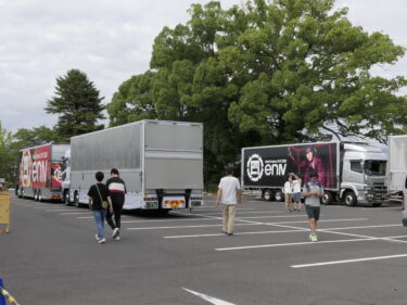 津山文化センターに到着したツアートラック=岡山県津山市で