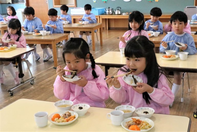 寒バエの甘露煮を味わう園児たち