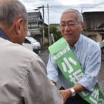 支援者と笑顔で握手を交わす小坂氏＝岡山県津山市内で