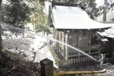 消火訓練を行う消防団員＝岡山県津山市、阿波八幡神社で