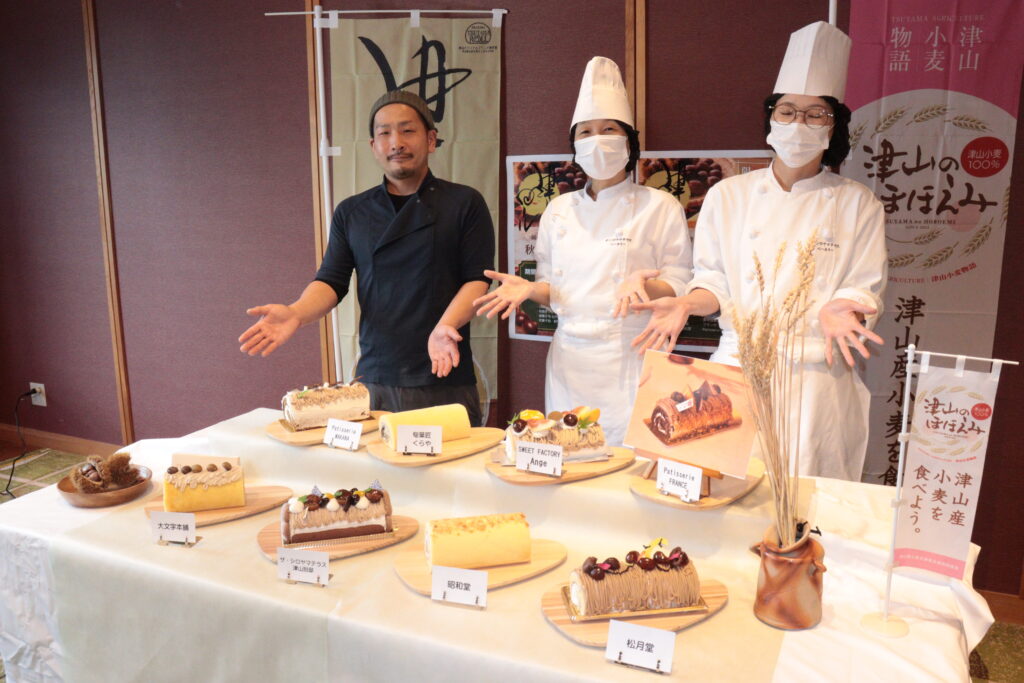 「津山ロールの秋バージョンをPRする鈴鹿代表(左)とパティシエら」