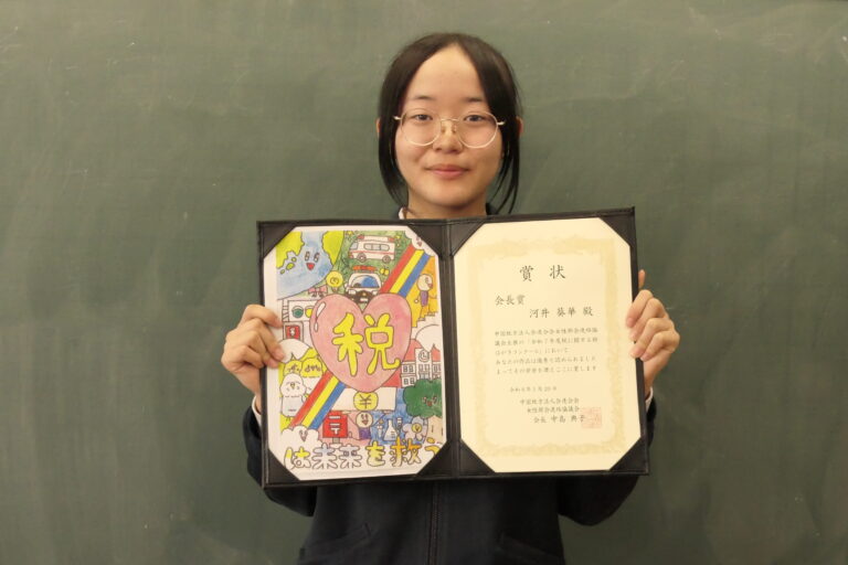 中国地方法人連合会女性部会連絡協議会長賞を受賞した河井さん=岡山県鏡野町で