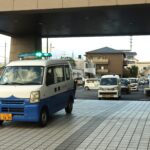 街頭活動に出発するパトロール車両=岡山県津山市で