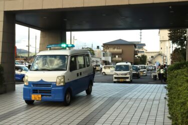 街頭活動に出発するパトロール車両=岡山県津山市で