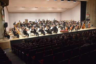 津山市内の中学生吹奏楽部が関西フィルと共演=岡山県津山市で