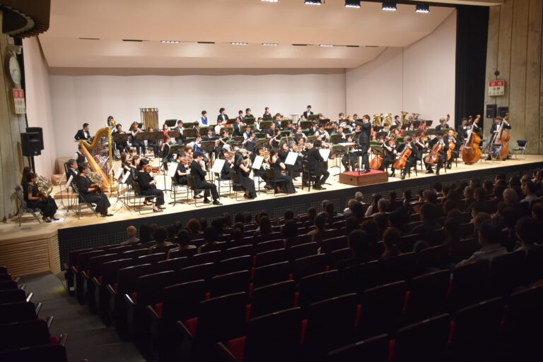 津山市内の中学生吹奏楽部が関西フィルと共演=岡山県津山市で